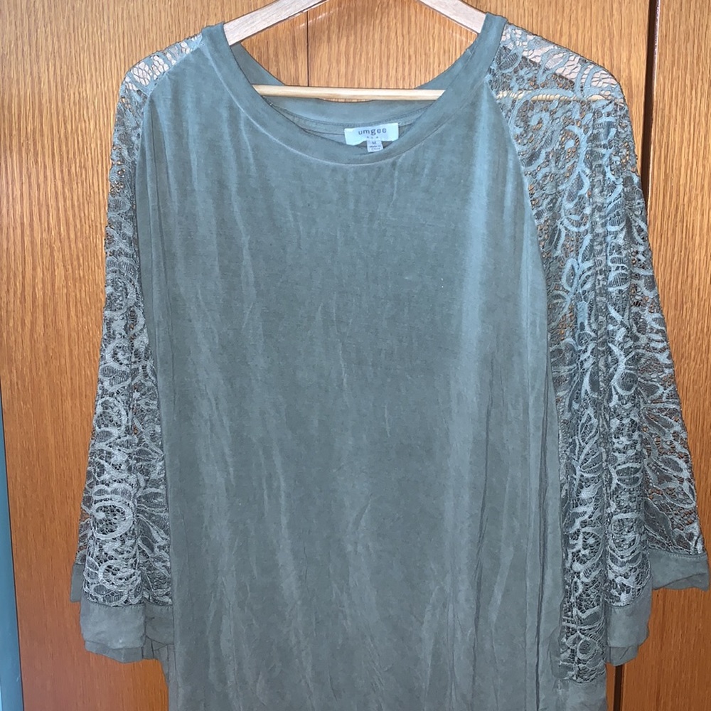 Umgee USA Green Butterfly Sleeve Top with Lace Sleeves Size M
